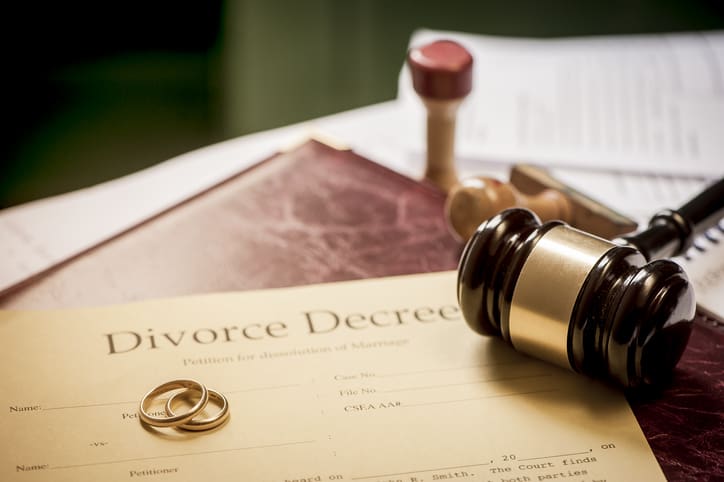 Trimnal & Myers, image of Divorce decree and wooden gavel